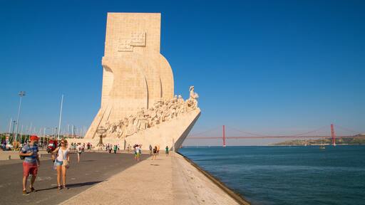 Padrão dos Descobrimentos showing a river or creek, heritage elements and a monument