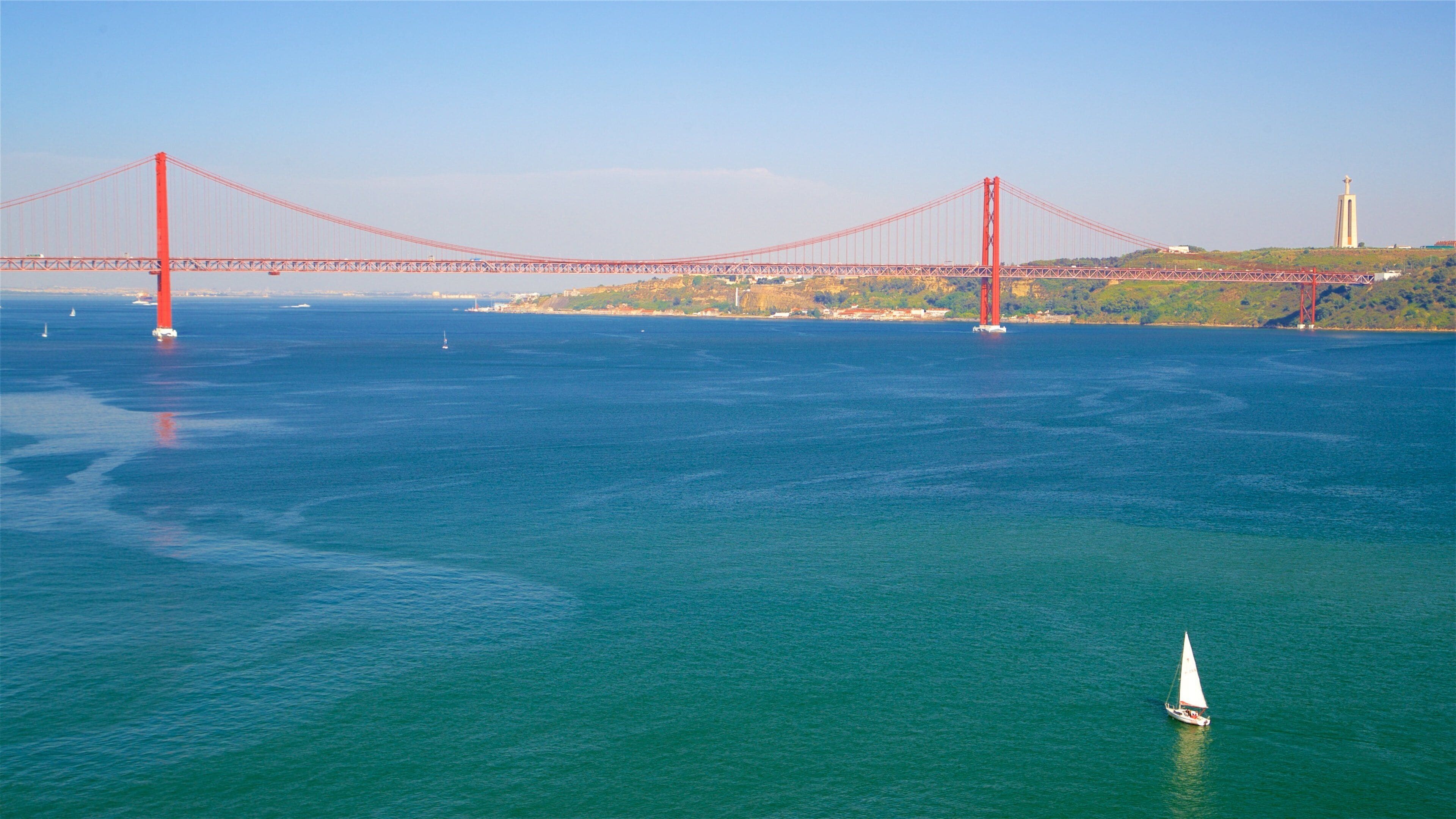 Padrão dos Descobrimentos showing a river or creek, a bridge and sailing