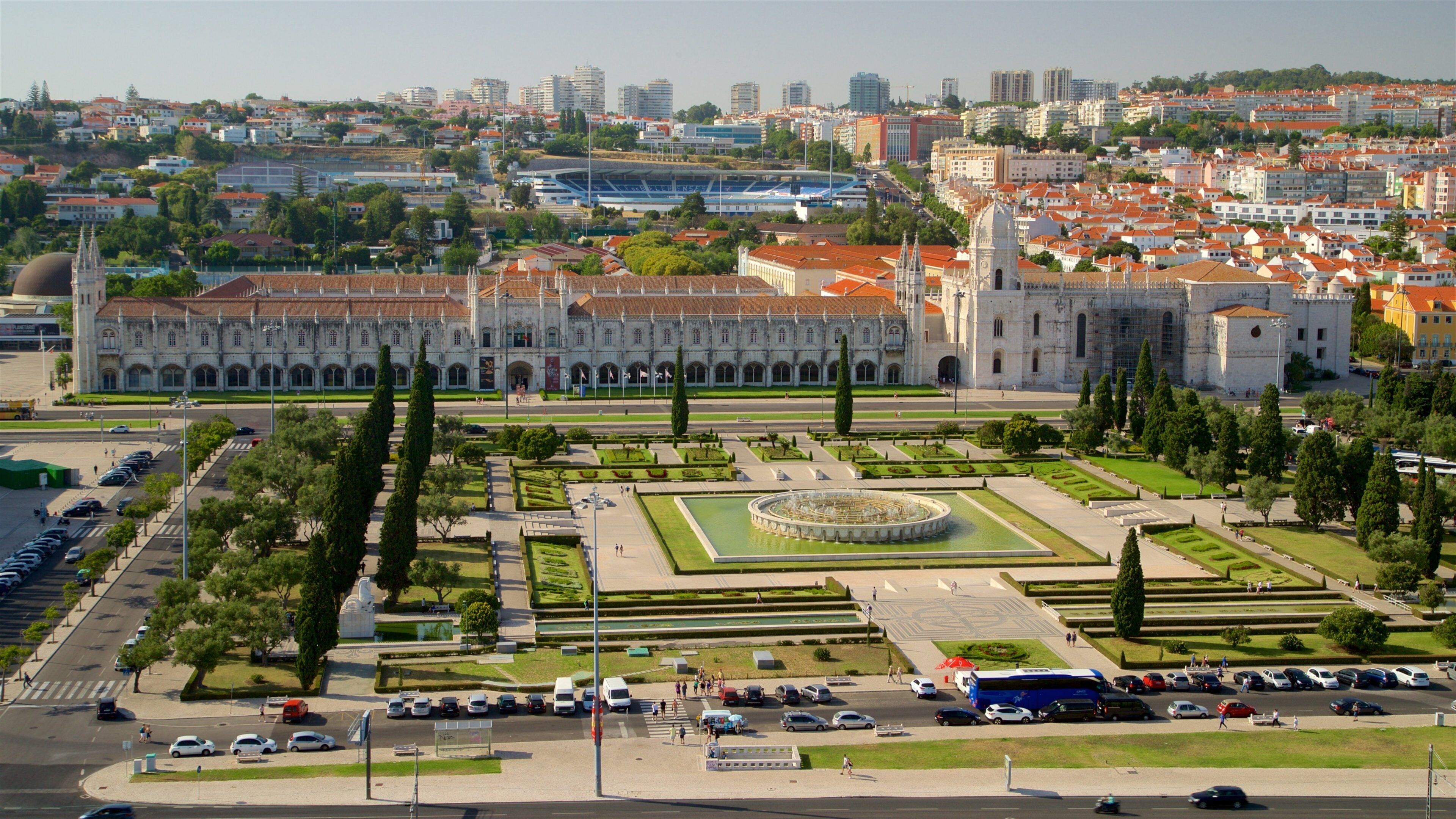 Padrão dos Descobrimentos featuring a city, landscape views and a fountain