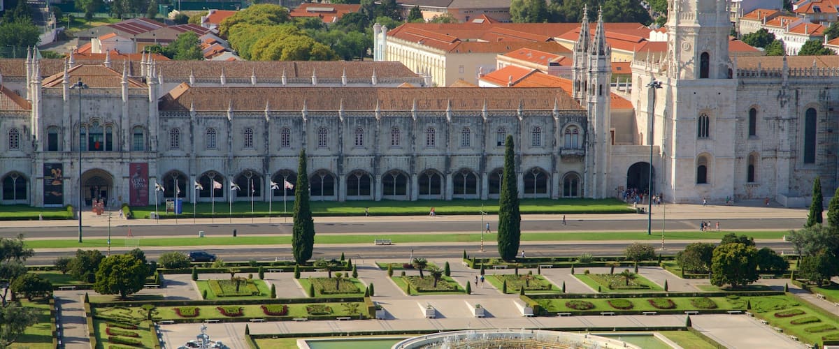 Padrão dos Descobrimentos which includes a fountain, a city and a park