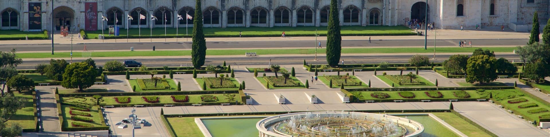 Padrão dos Descobrimentos featuring a garden, a city and a fountain