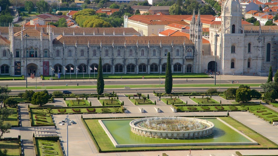 Padrão dos Descobrimentos which includes a fountain, a city and a park