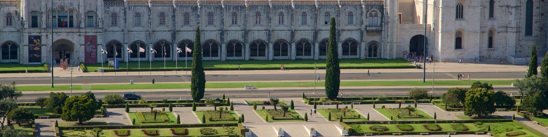 Padrão dos Descobrimentos featuring a garden, a fountain and a city