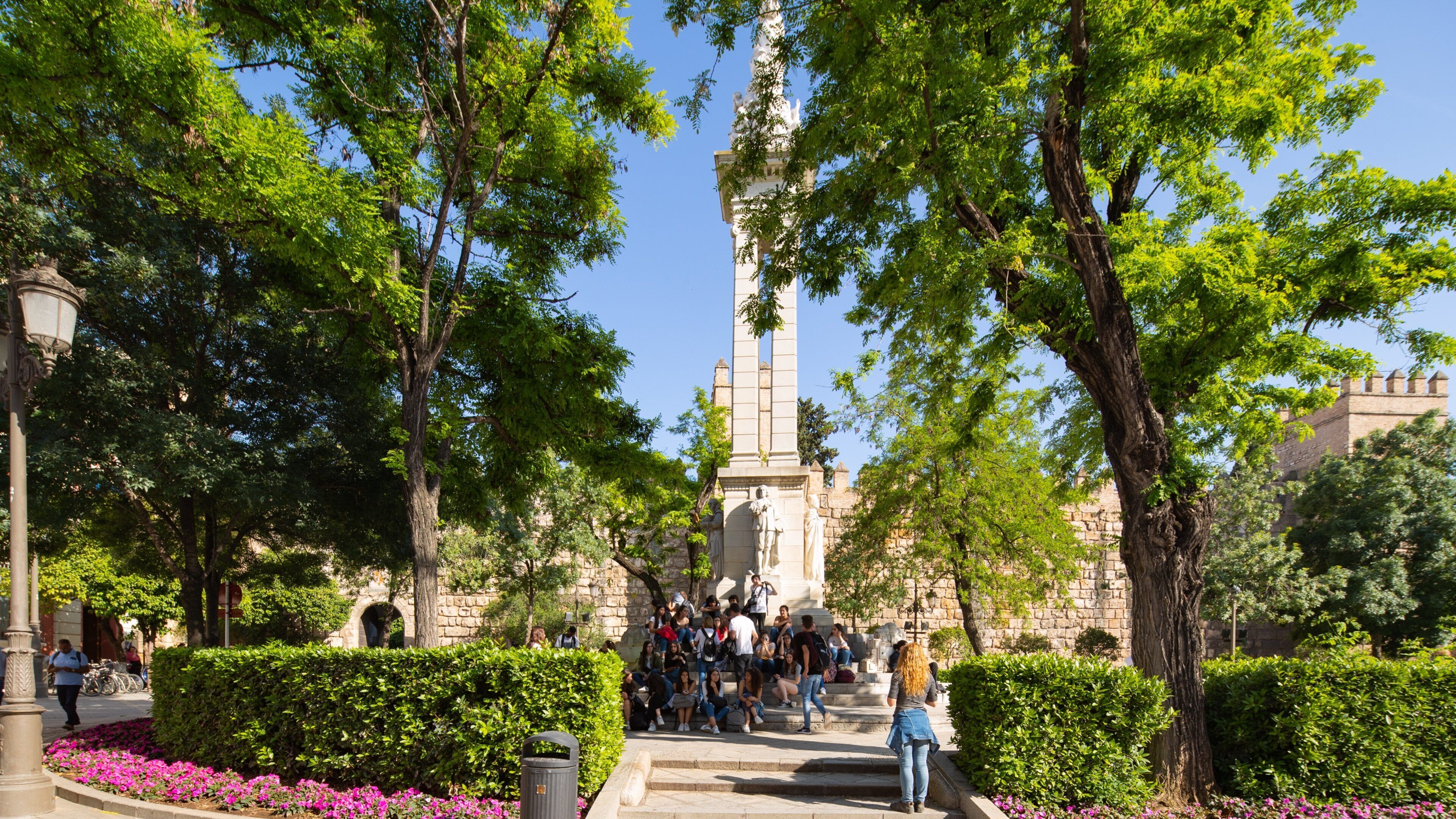 Triunfo Plaza which includes a garden as well as a small group of people