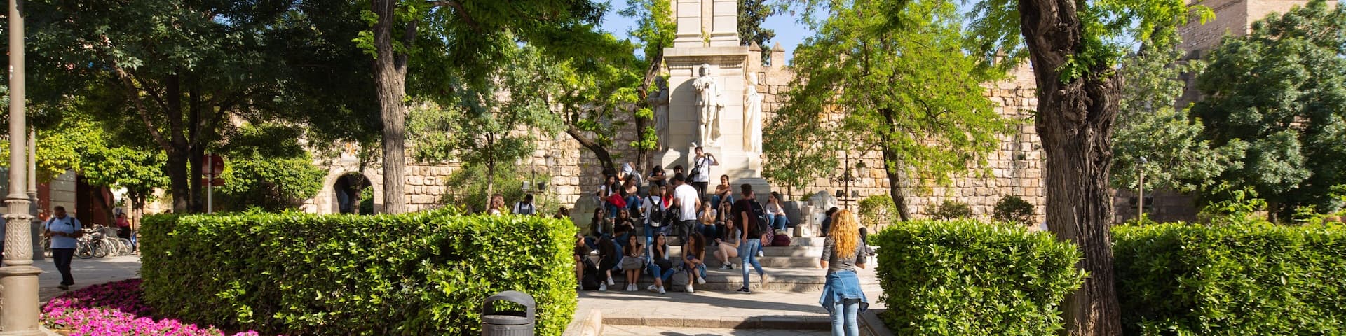 Un monumento rodeado de árboles y gente.