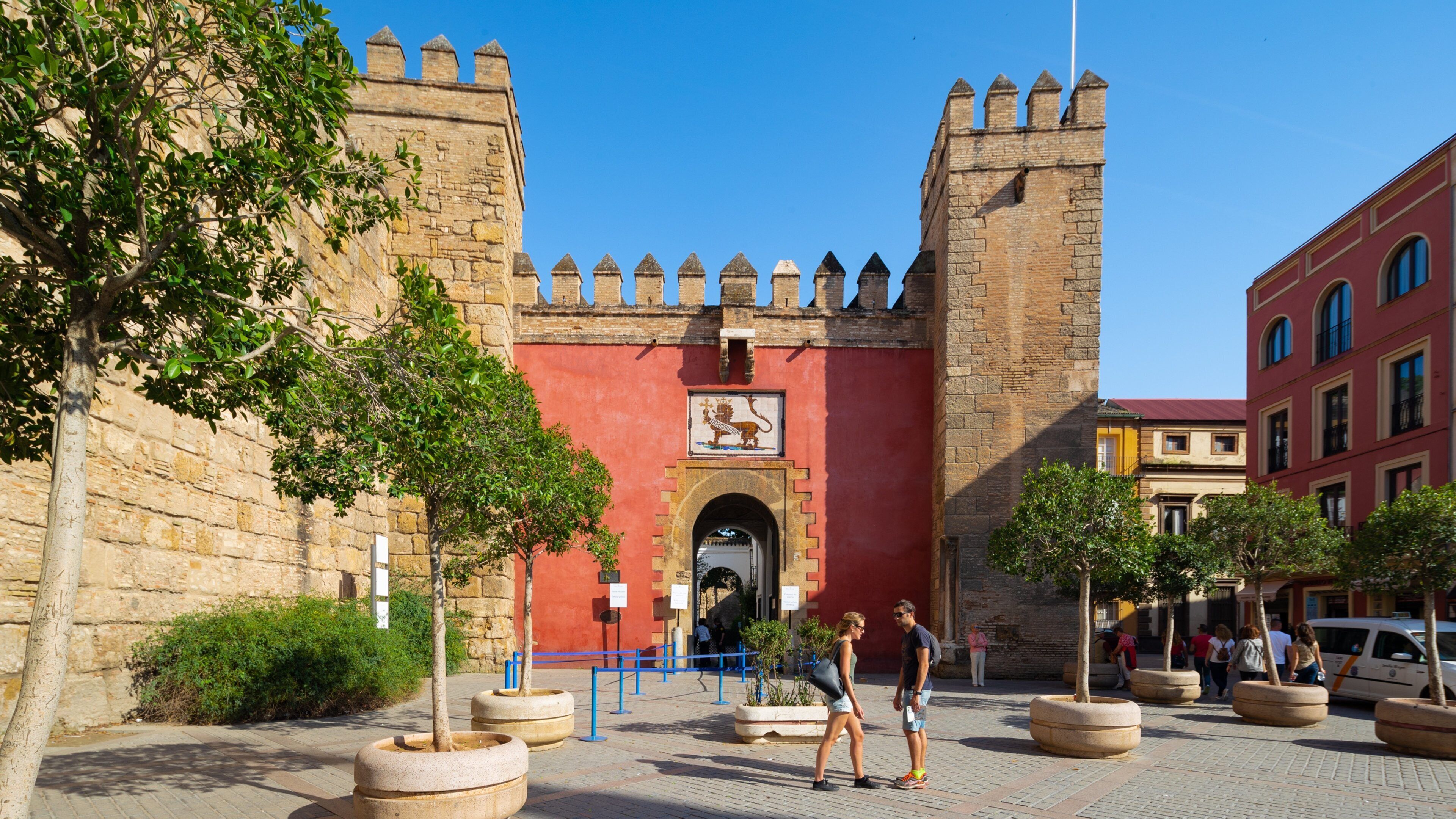 Triunfo Plaza which includes a castle, heritage architecture and street scenes