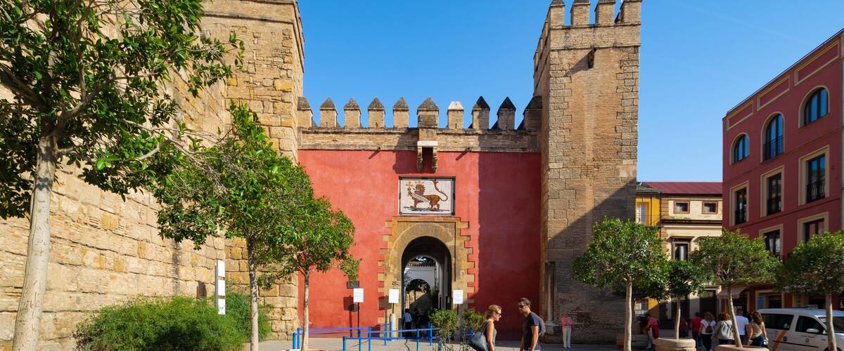 Triunfo Plaza which includes a castle, heritage architecture and street scenes