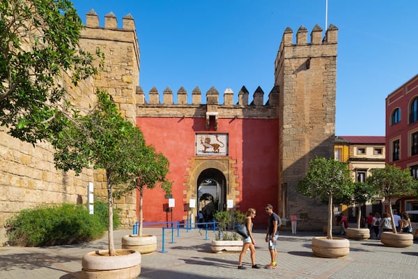 Triunfo Plaza which includes a castle, heritage architecture and street scenes