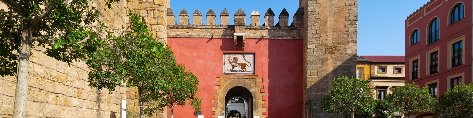 Triunfo Plaza which includes a castle, heritage architecture and street scenes