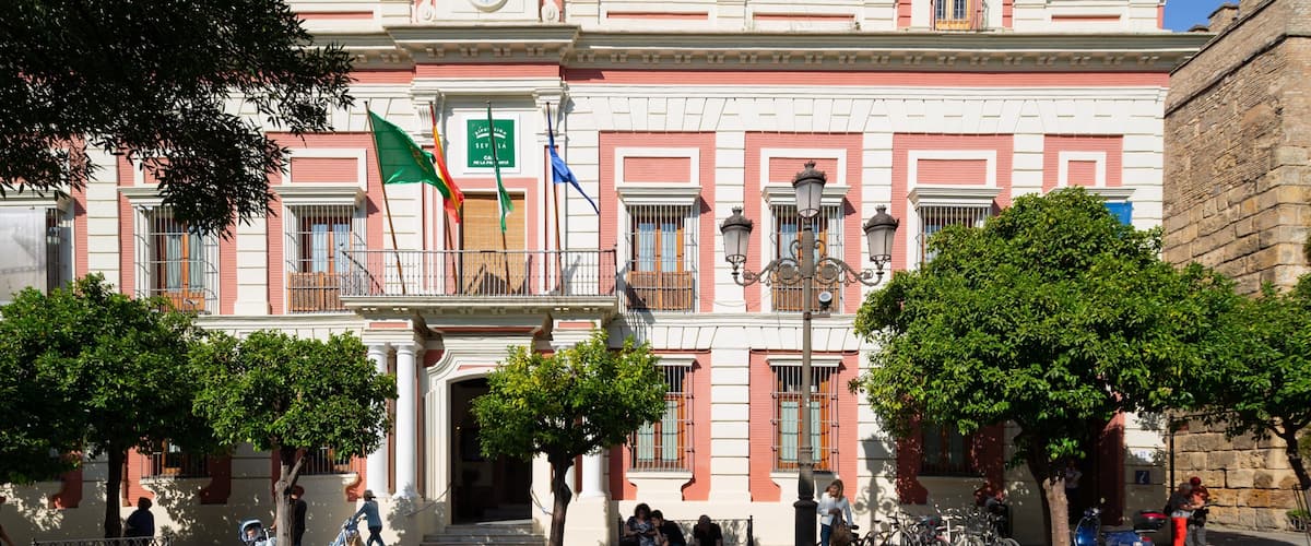 Triunfo Plaza which includes heritage architecture