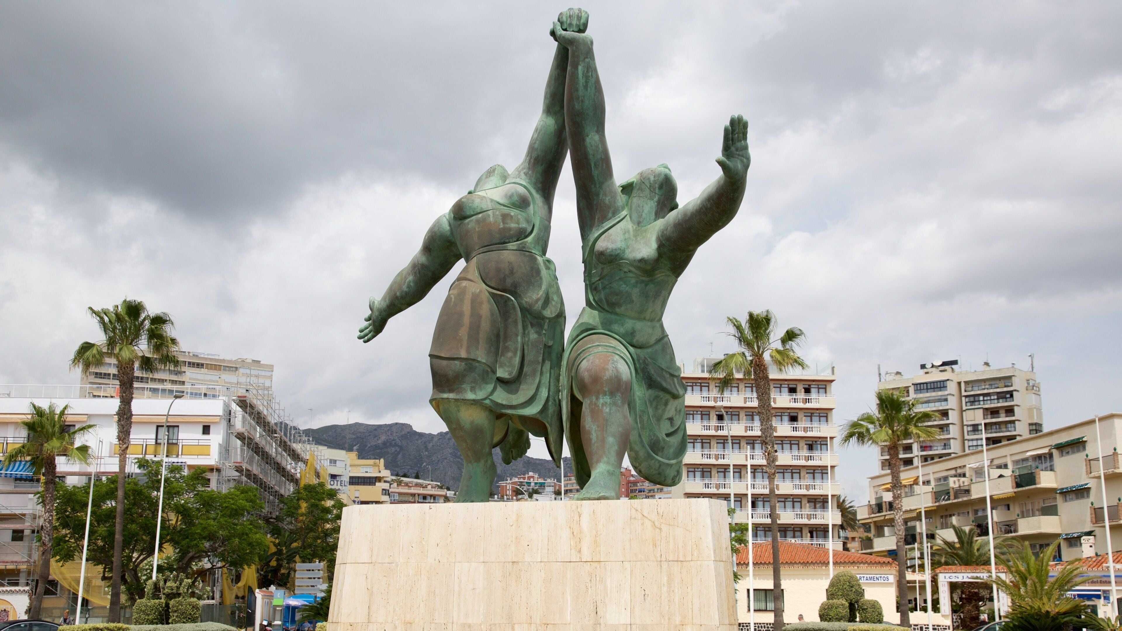 Torremolinos qui includes statue ou sculpture