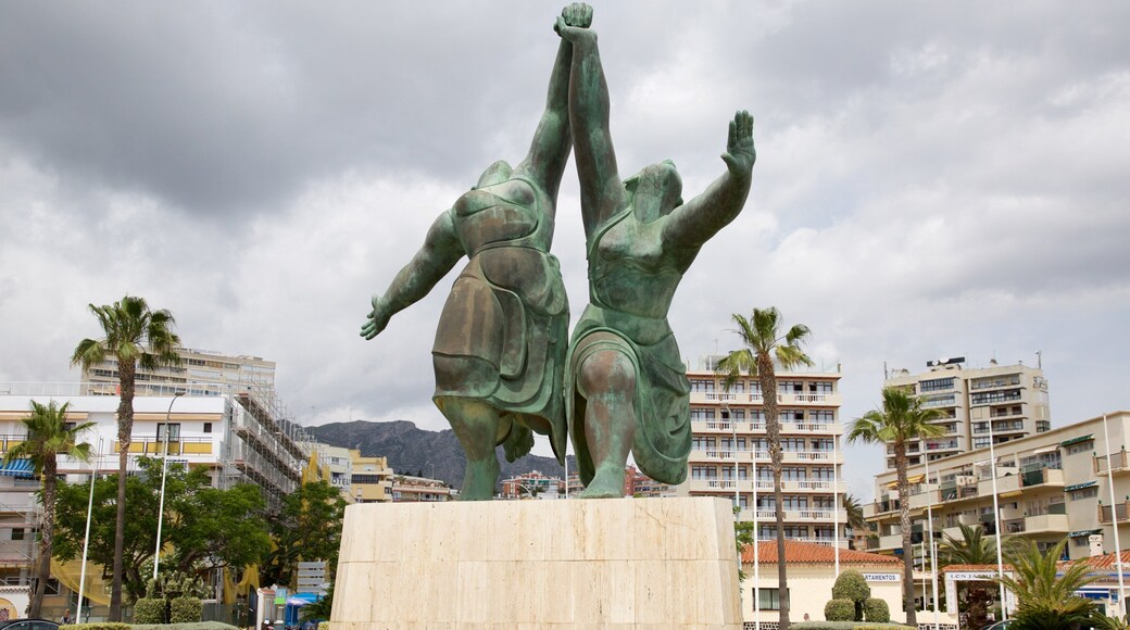 Torremolinos qui includes statue ou sculpture