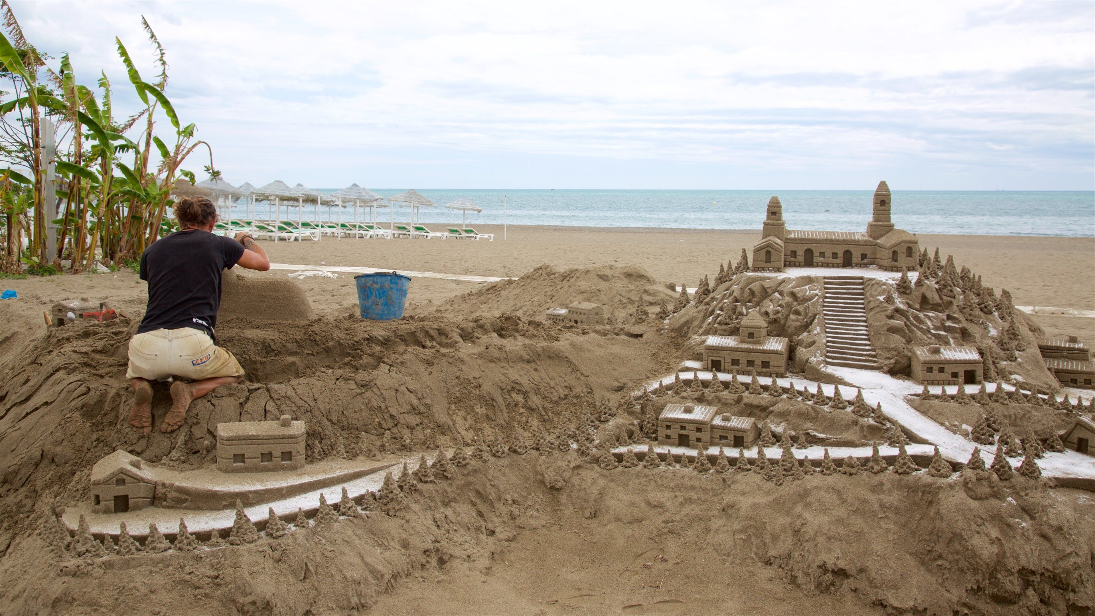 Torremolinos qui includes plage et art en plein air aussi bien que homme