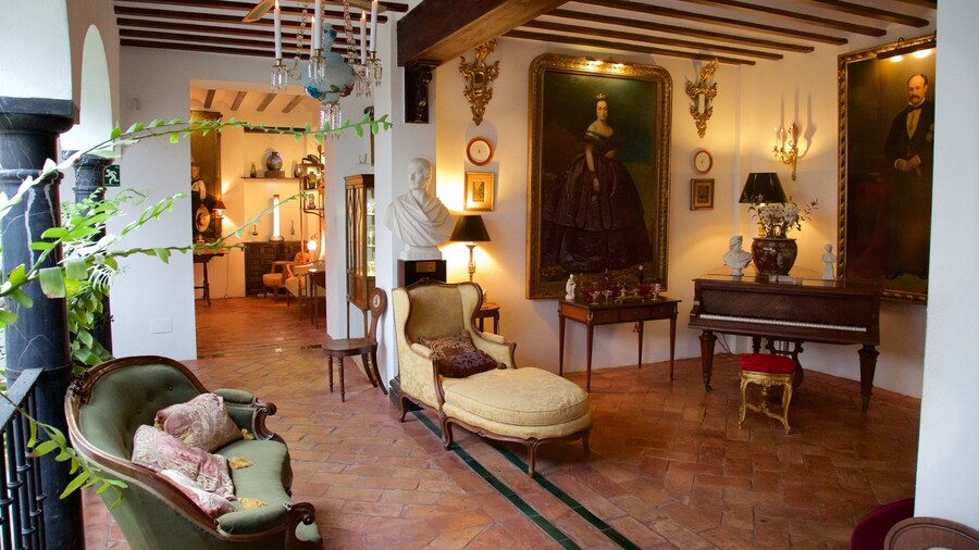 Malaga som visar interiörer, historiska element och ett hus