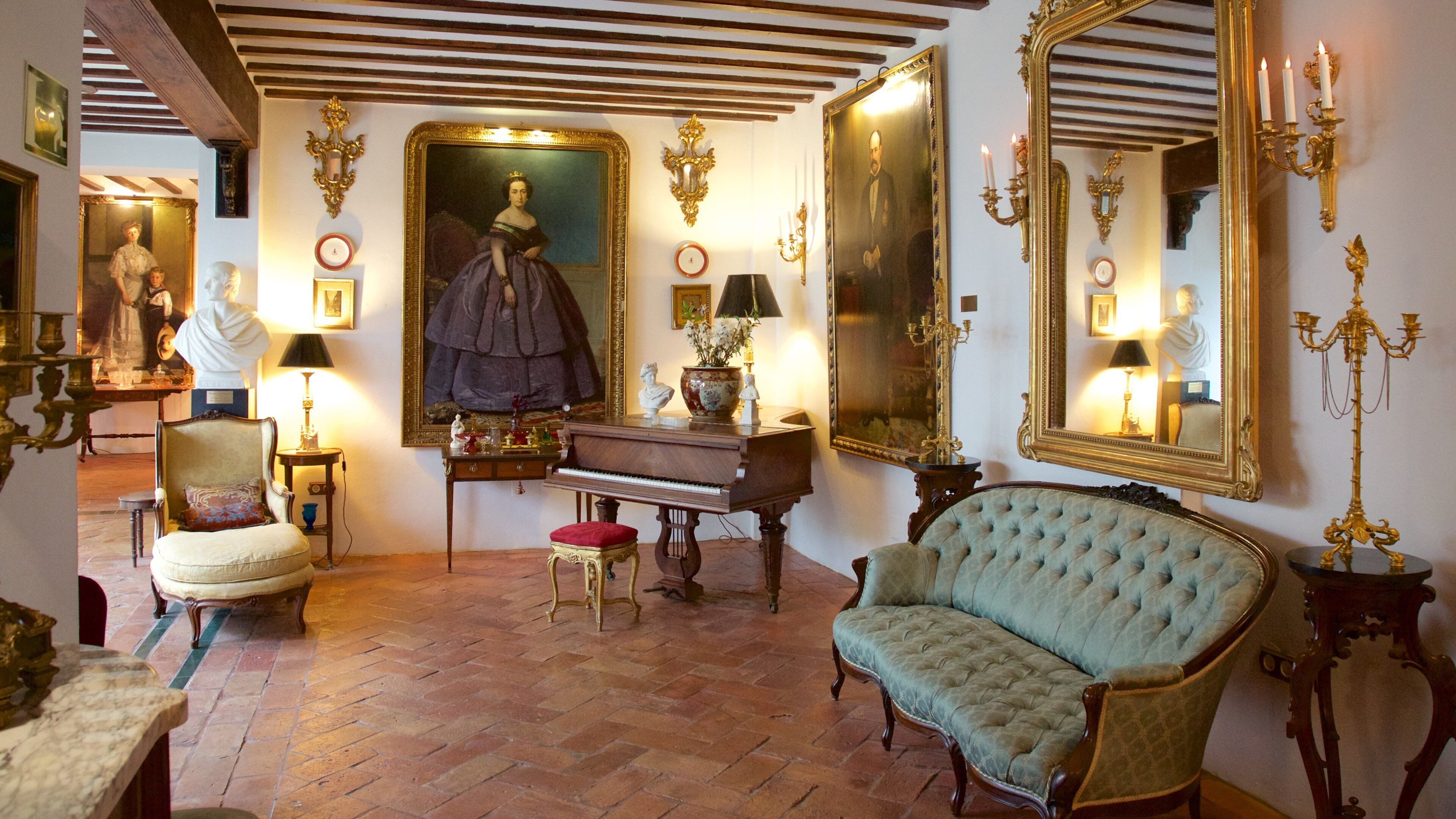 Malaga showing interior views, heritage elements and a house