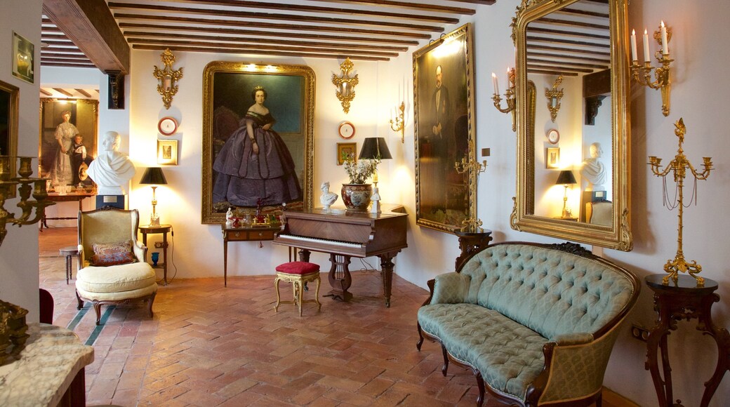 Malaga showing interior views, heritage elements and a house