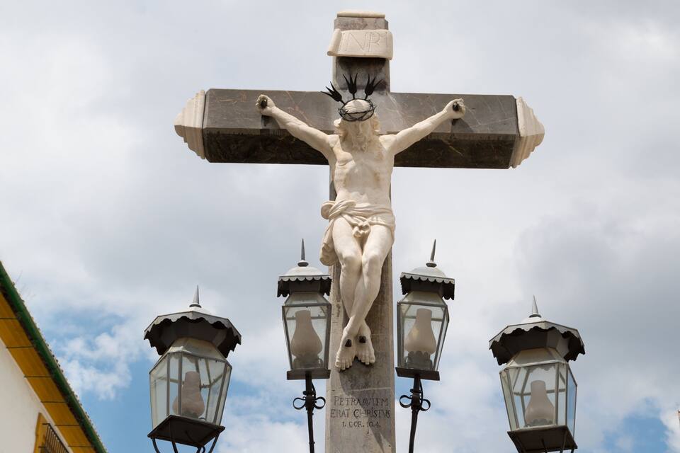 Eine Kreuzigungsstatue mit je drei Laternen auf beiden Seiten.