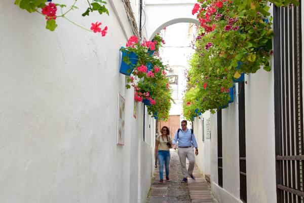 Cordoue montrant scĂšnes de rue aussi bien que couple