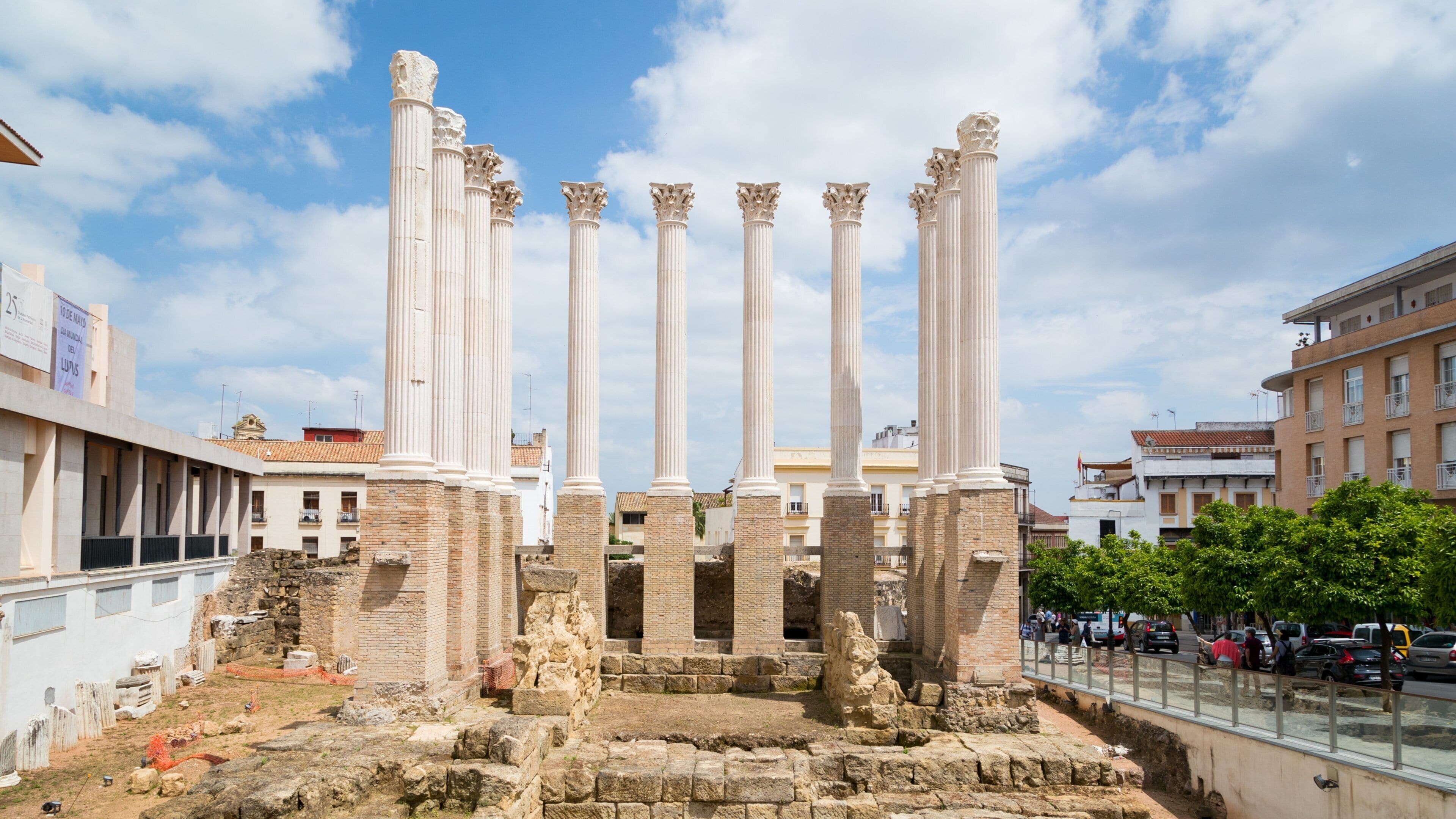 Roman Temple showing a monument, heritage elements and building ruins