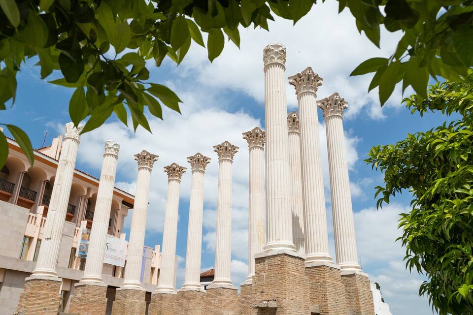 Un edifici amb altes columnes blanques i un cel blau clar.