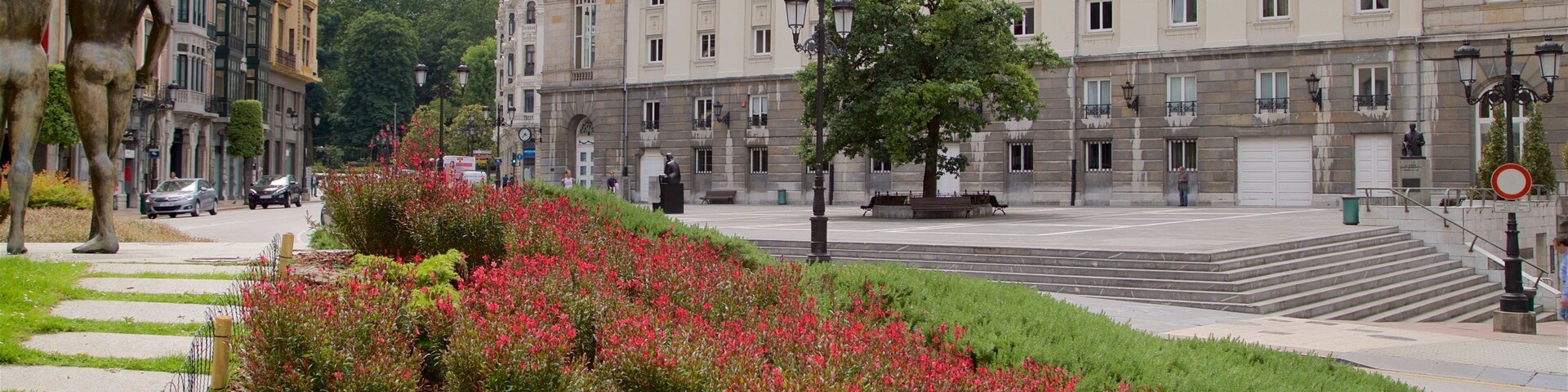 Teatro Campoamor ofreciendo arte al aire libre, flores y una ciudad
