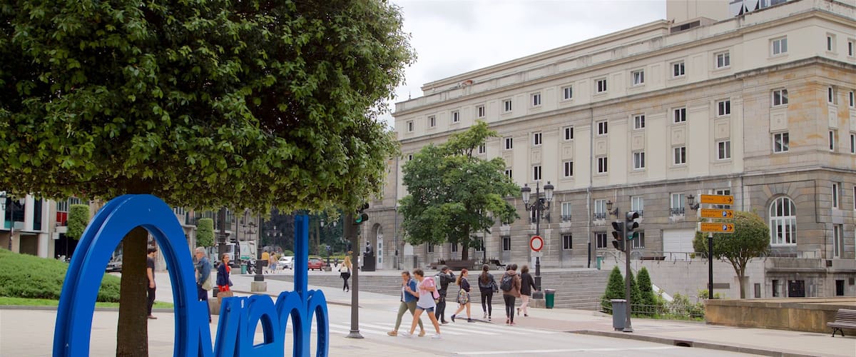 Teatro Campoamor ofreciendo una ciudad y arte al aire libre