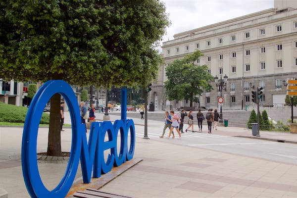 Campoamor Theater showing a city and outdoor art