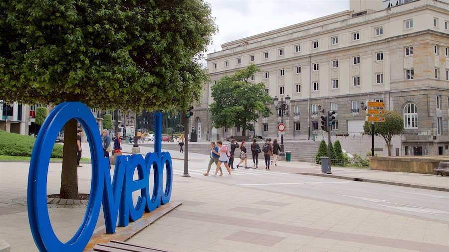 Campoamor Theater featuring outdoor art and a city