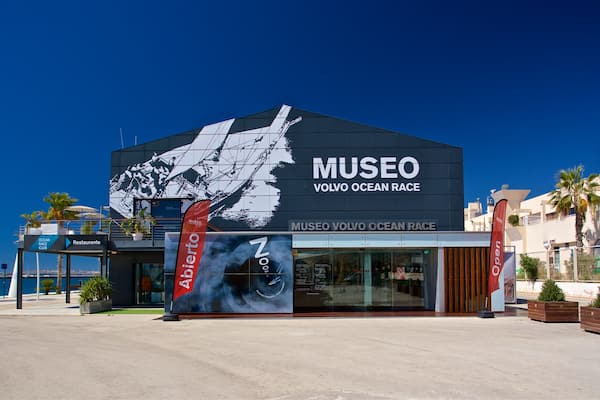 A building with a large mural of a sailboat and the text "MUSEO VOLVO OCEAN RACE".