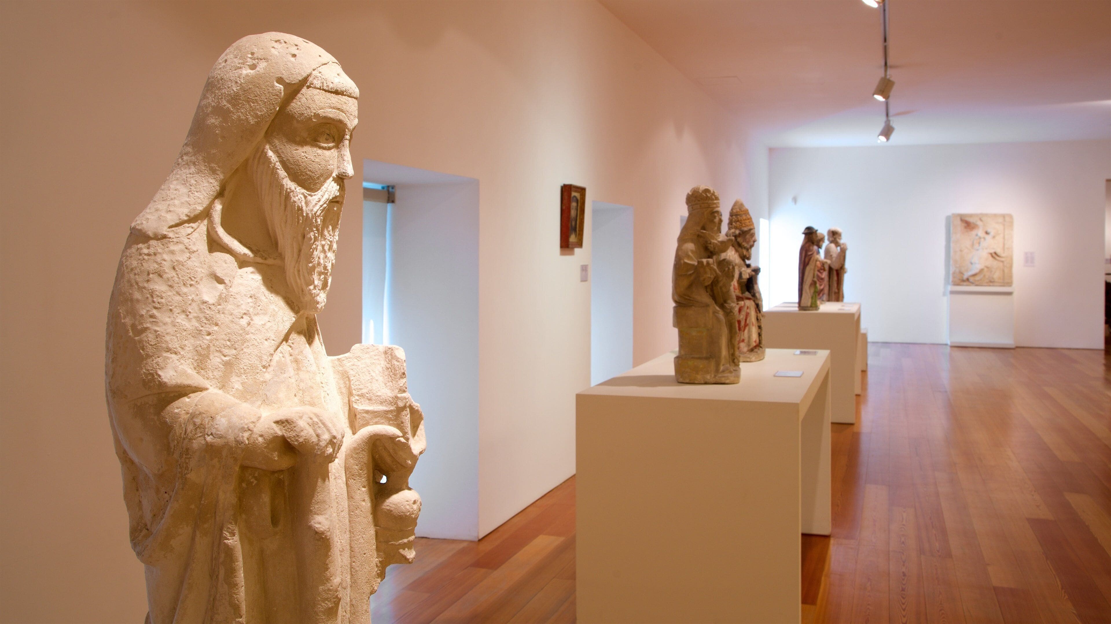 Aveiro fasiliteter samt innendørs, kulturarv og kunst