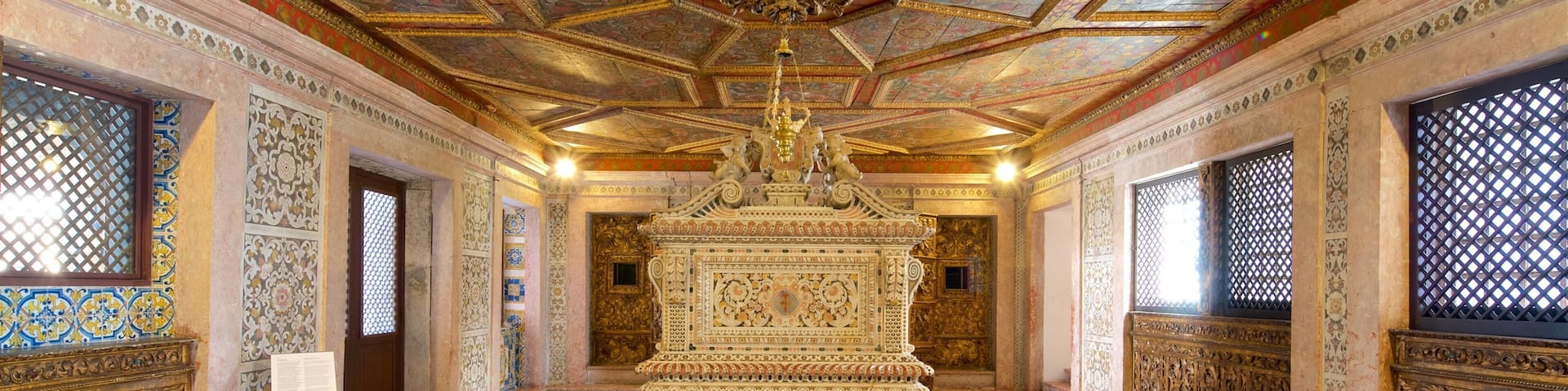 Aveiro showing heritage elements and interior views