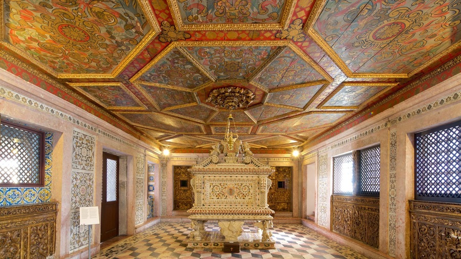 Aveiro showing heritage elements and interior views