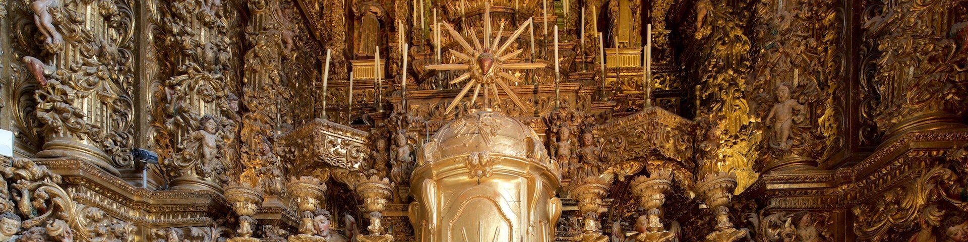 Aveiro mostrando uma igreja ou catedral, vistas internas e aspectos religiosos