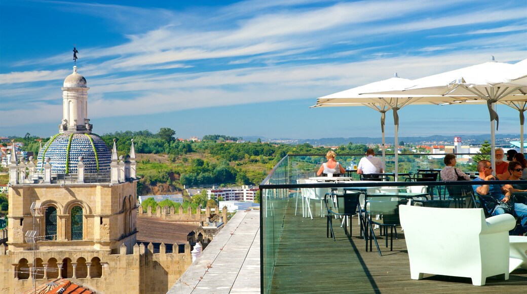 Coimbra que incluye comidas al aire libre y elementos patrimoniales y también un pequeño grupo de personas