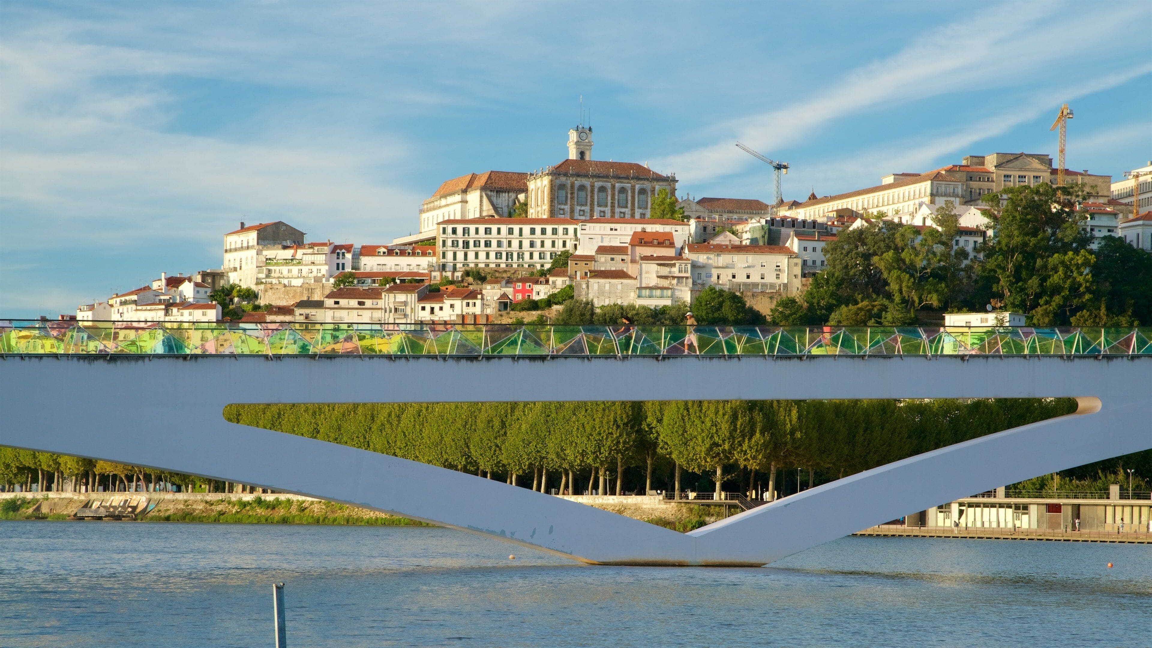 Pedro and Ines Footbridge presenterar en stad, en bro och en å eller flod