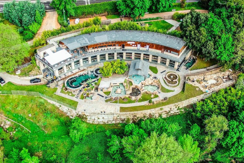 Un anfiteatro con una piscina central y jardines circundantes.