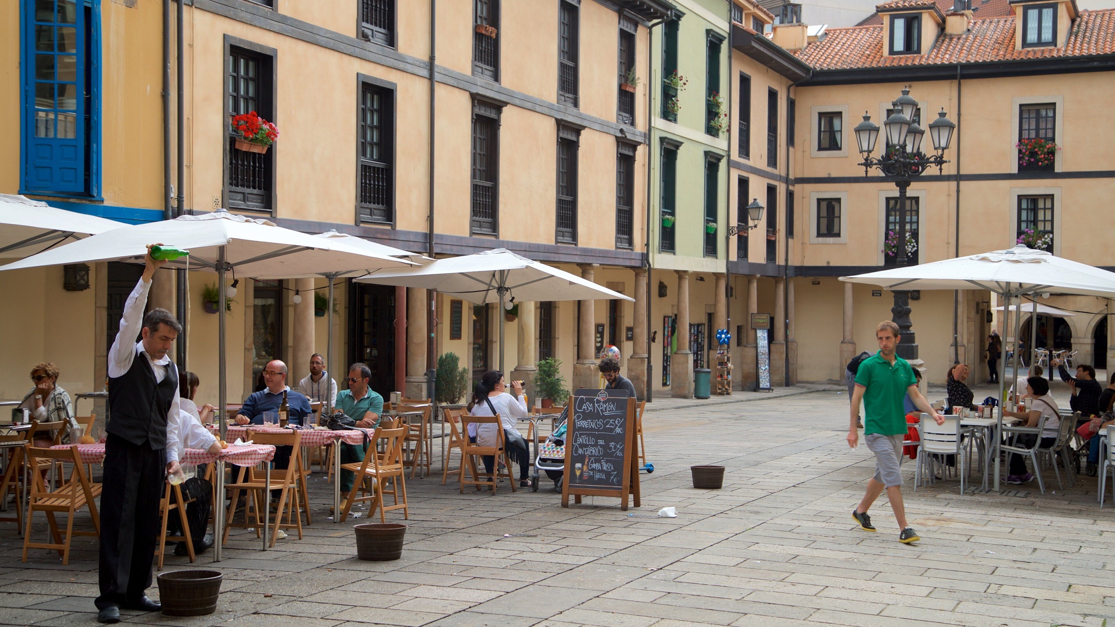 Plaza del Fontan showing outdoor eating and street scenes as well as a small group of people