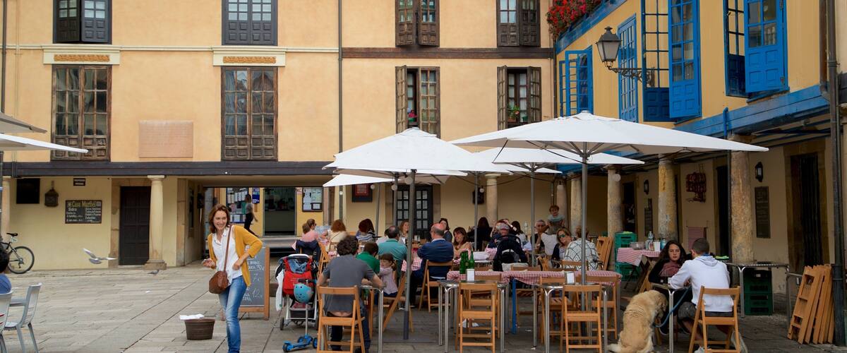 Plaza del Fontan showing outdoor eating and street scenes as well as a small group of people