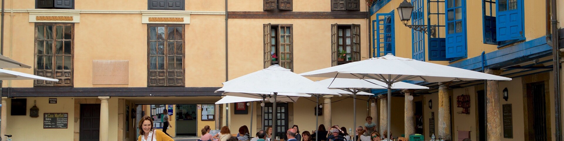 Plaza del Fontan showing outdoor eating and street scenes as well as a small group of people