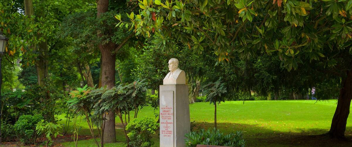 Campo de San Francisco featuring a statue or sculpture and a garden