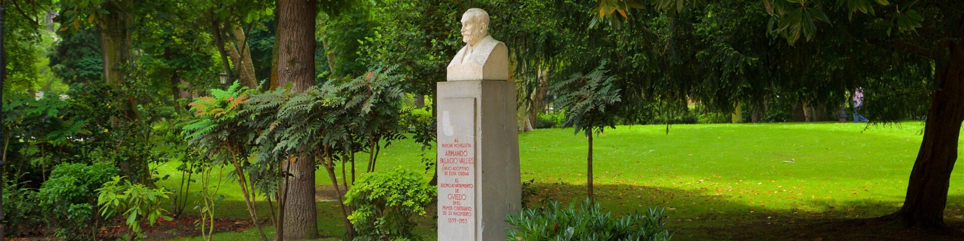 Campo de San Francisco featuring a statue or sculpture and a garden