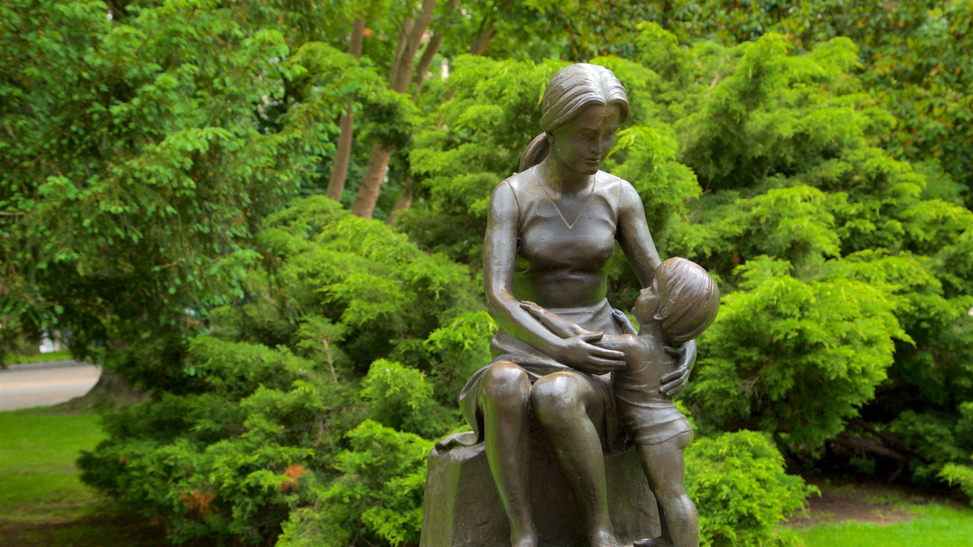 Campo de San Francisco caracterizando um jardim e uma estátua ou escultura