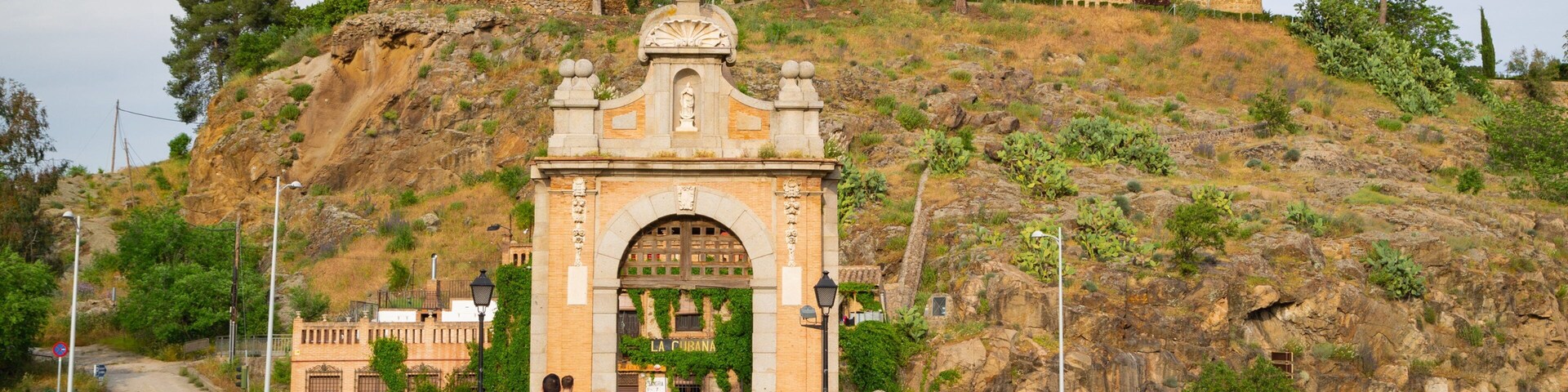 Puente de Alcantara showing a castle, heritage elements and a bridge