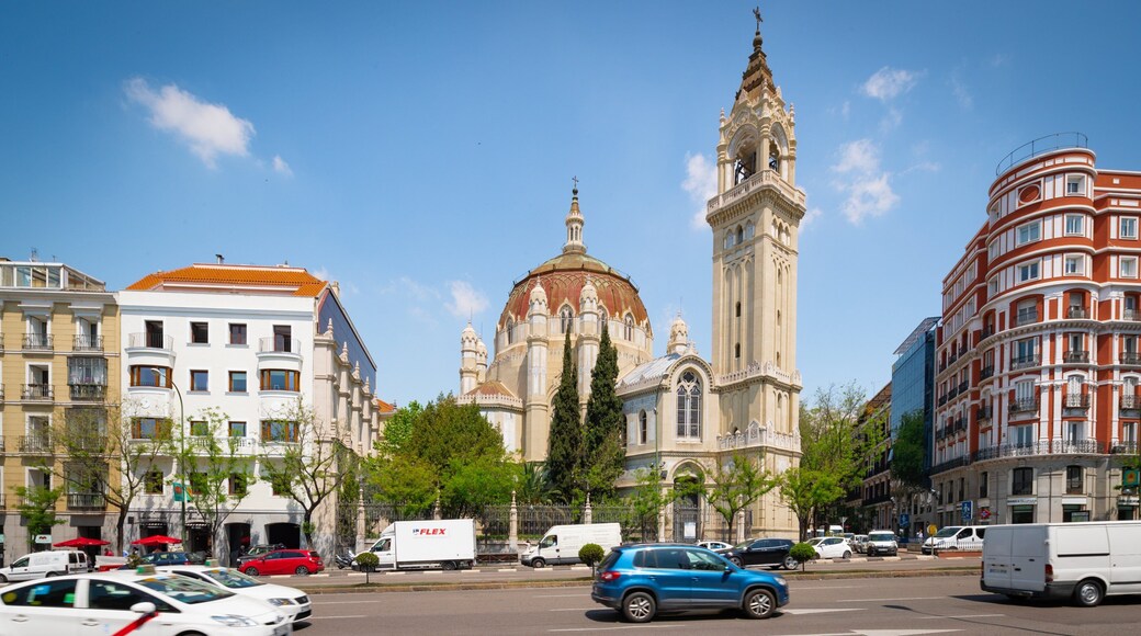 Church of San Manuel y San Benito showing heritage architecture