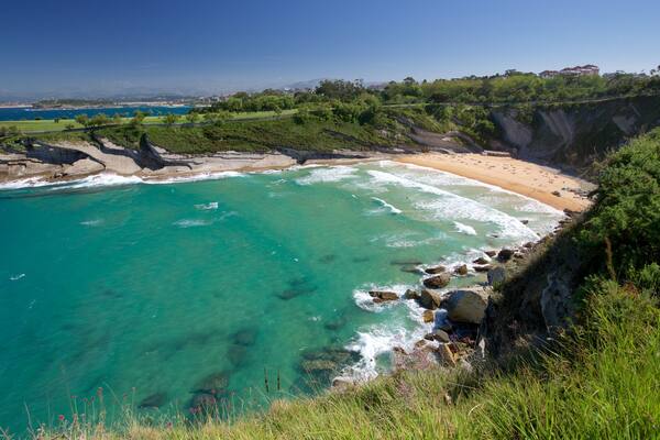 Playa de Mataleñas das einen Sandstrand und allgemeine Küstenansicht