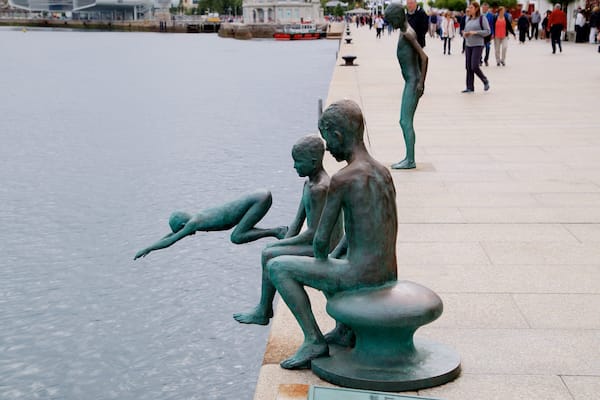 Monumento a Los Raqueros showing a bay or harbor, a statue or sculpture and outdoor art