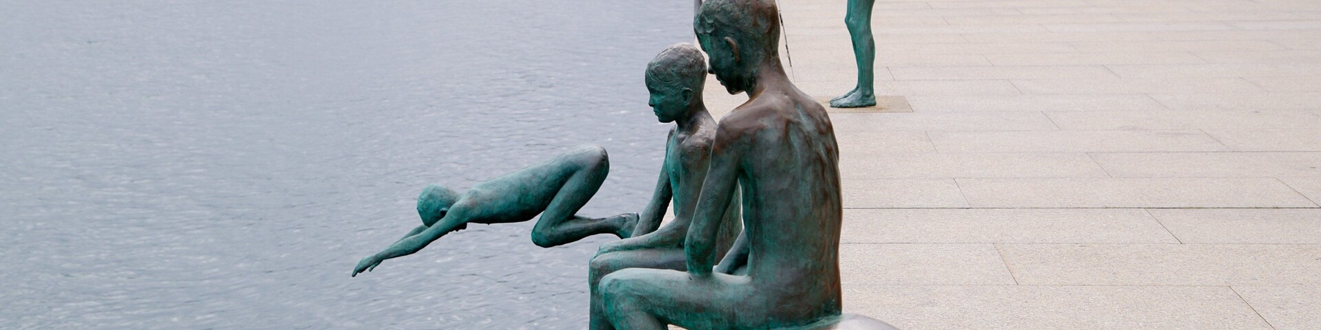 Monumento a Los Raqueros showing a bay or harbor, a statue or sculpture and outdoor art