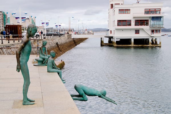 Monumento a Los Raqueros featuring a river or creek, outdoor art and a statue or sculpture