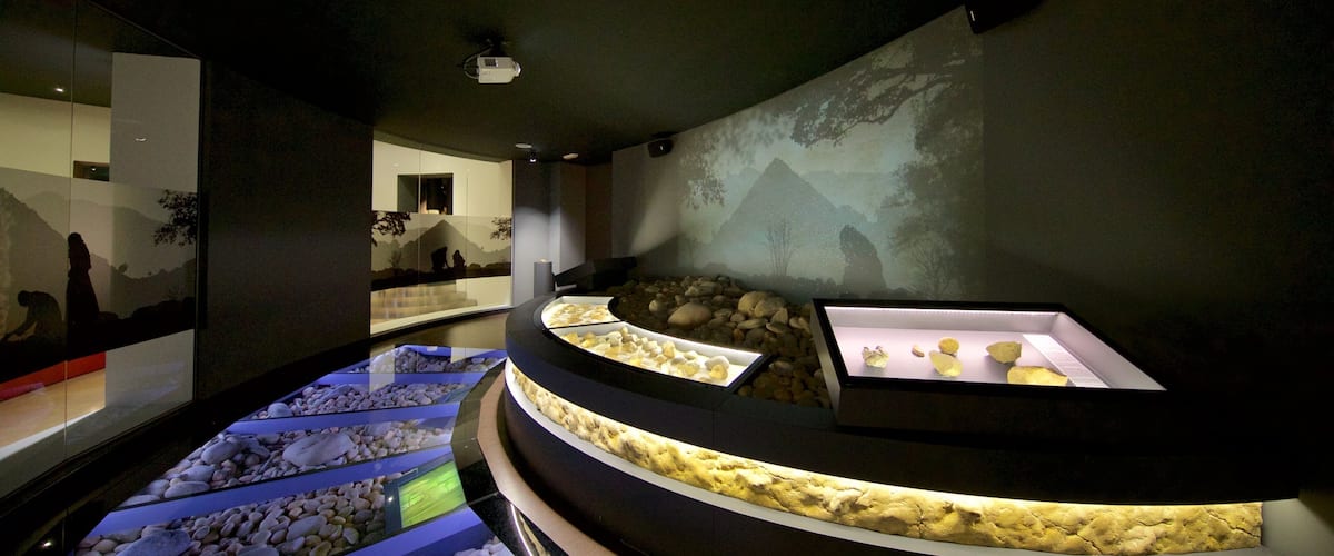 Museo de Prehistoria y Arqueología de Cantabria ofreciendo vistas interiores