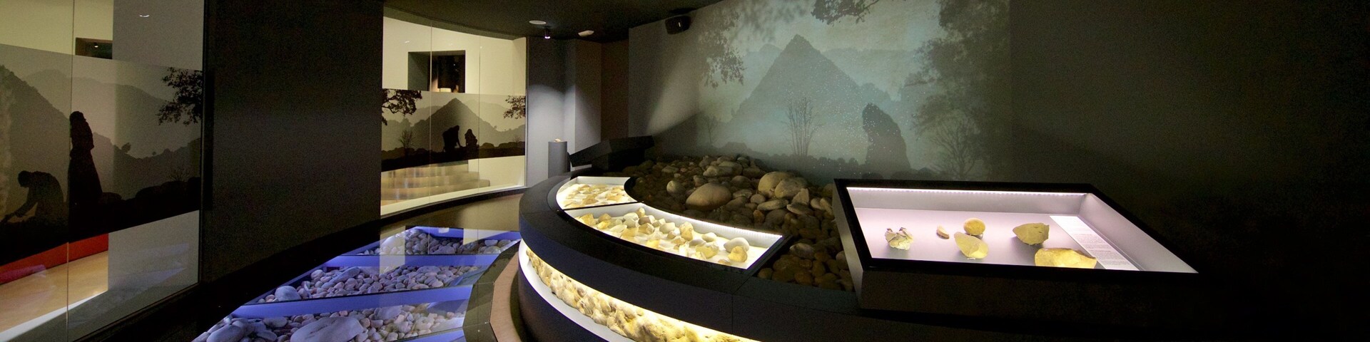 Museo de Prehistoria y Arqueologia de Cantabria que inclui vistas internas